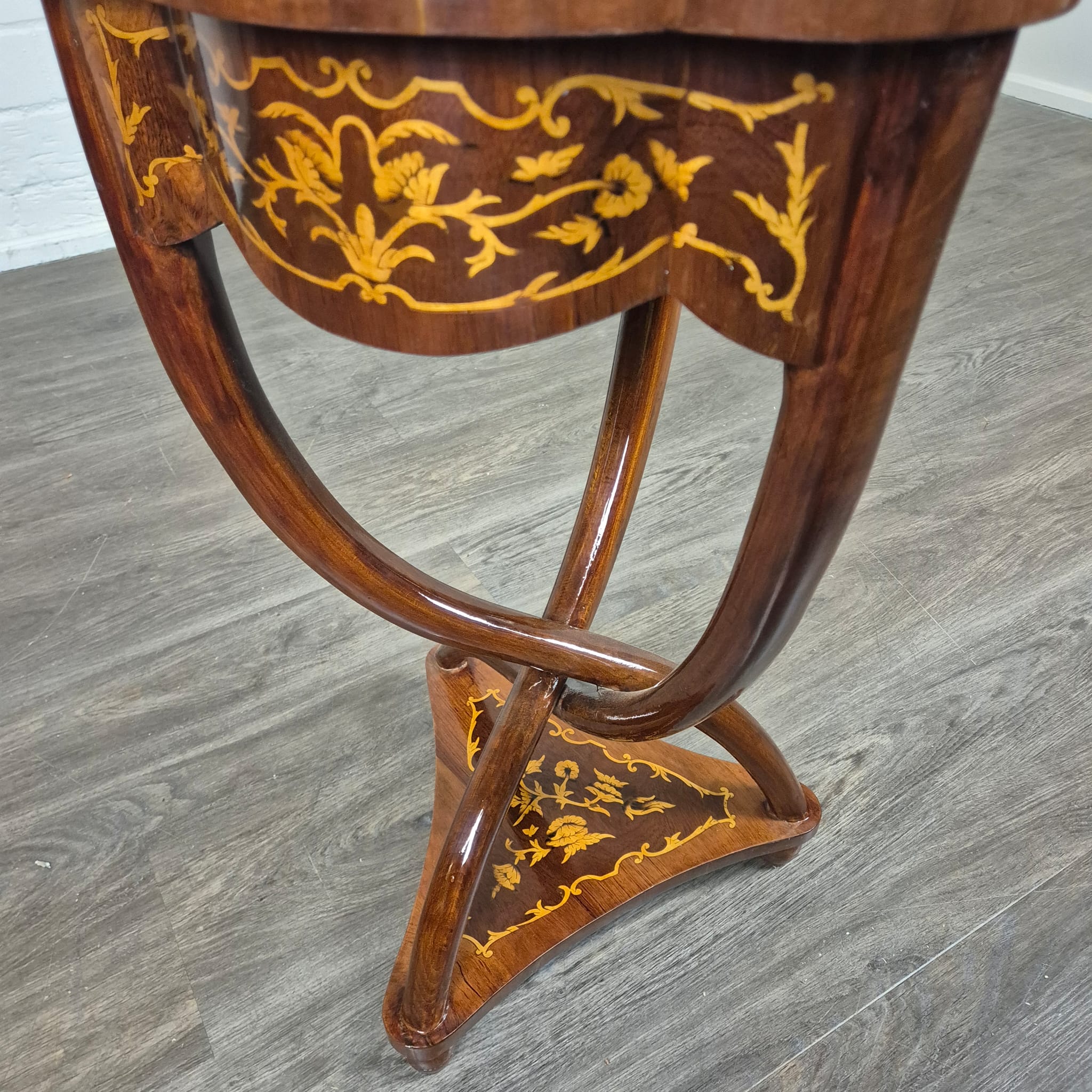 Table Walnut Baroque-style 0,45 m - Image 9