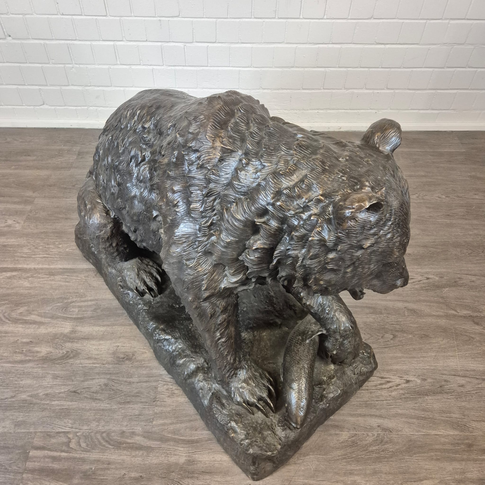 Bear with Fish Bronze 1.45 m x 1.00 m - Image 10