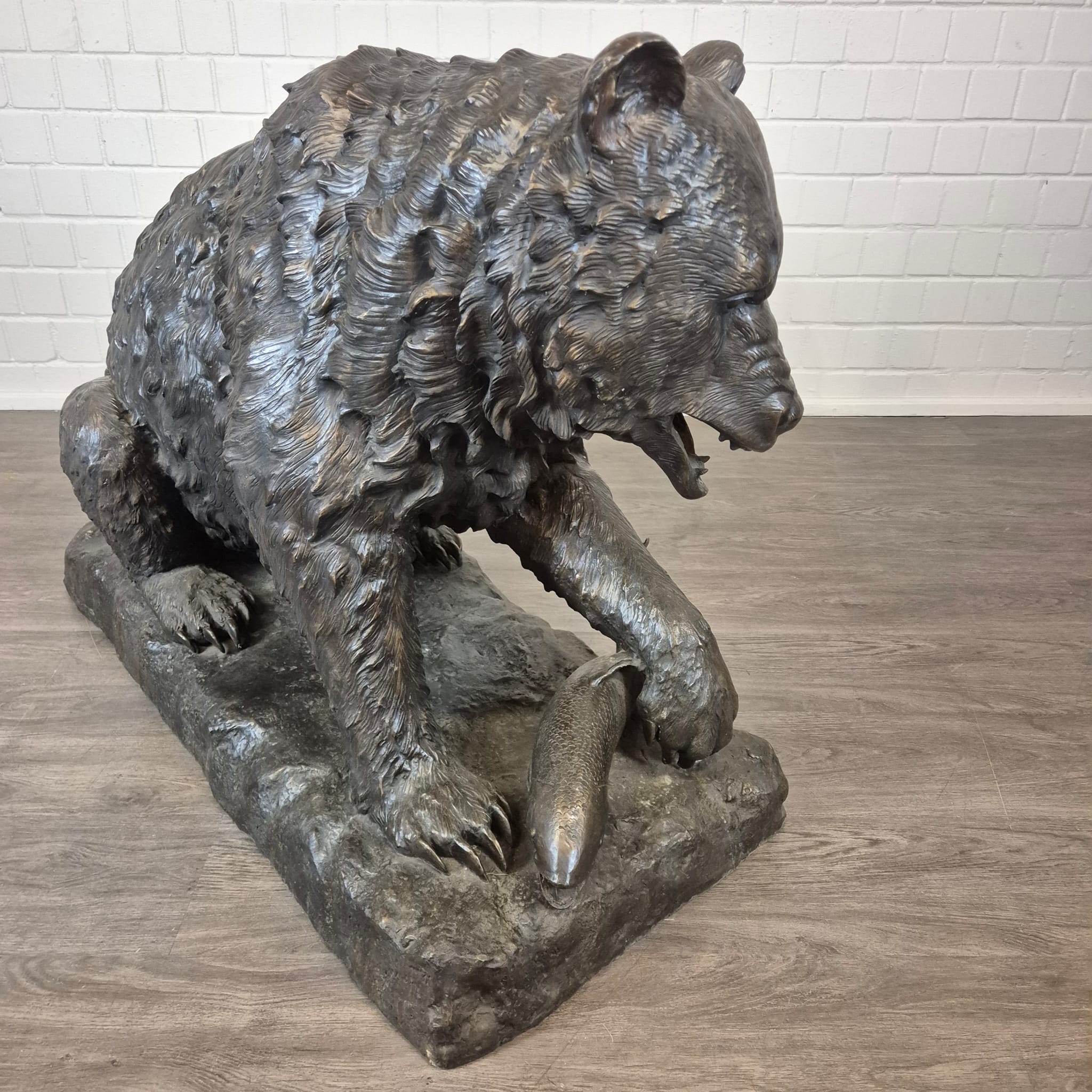 Bear with Fish Bronze 1.45 m x 1.00 m - Image 8