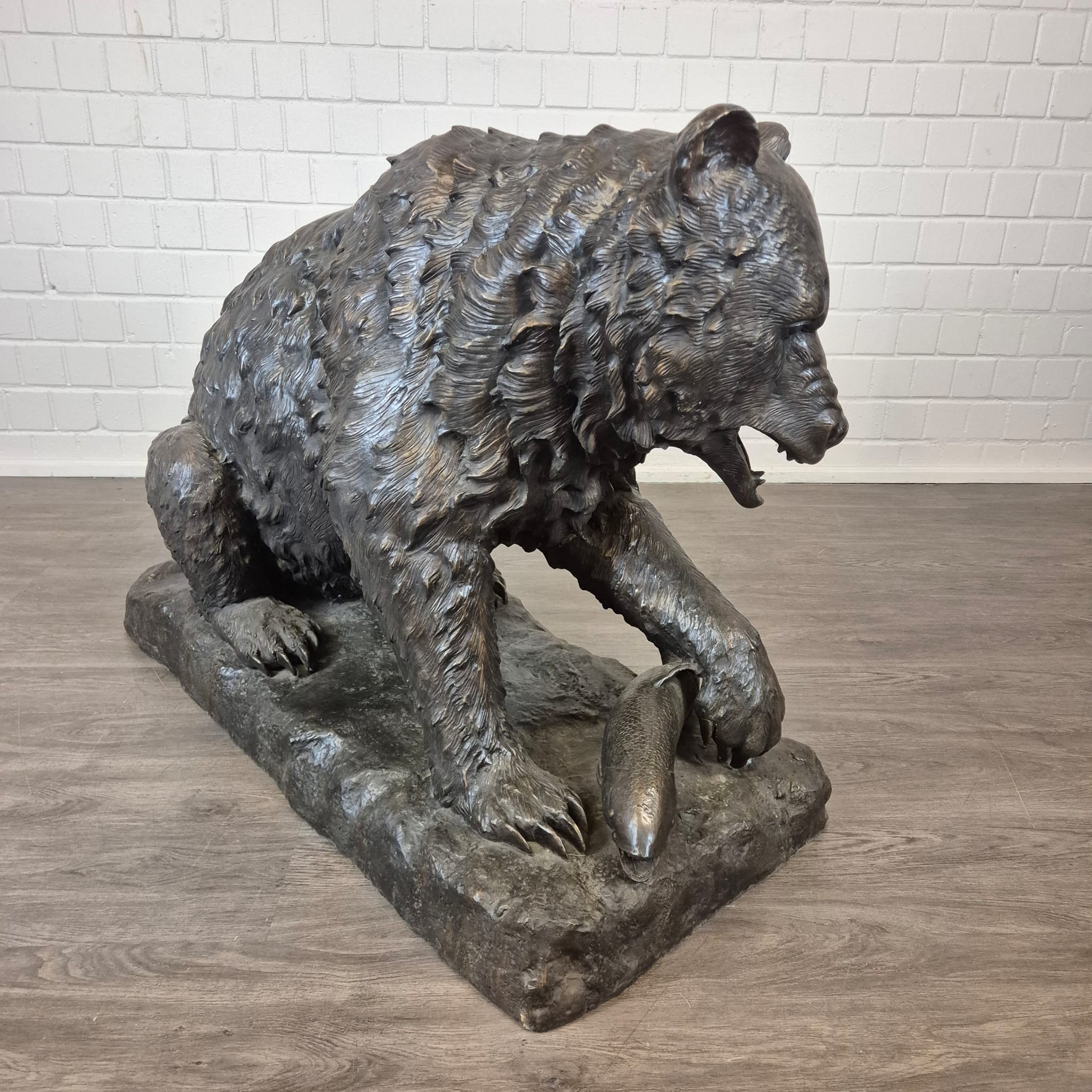 Bear with Fish Bronze 1.45 m x 1.00 m - Image 7