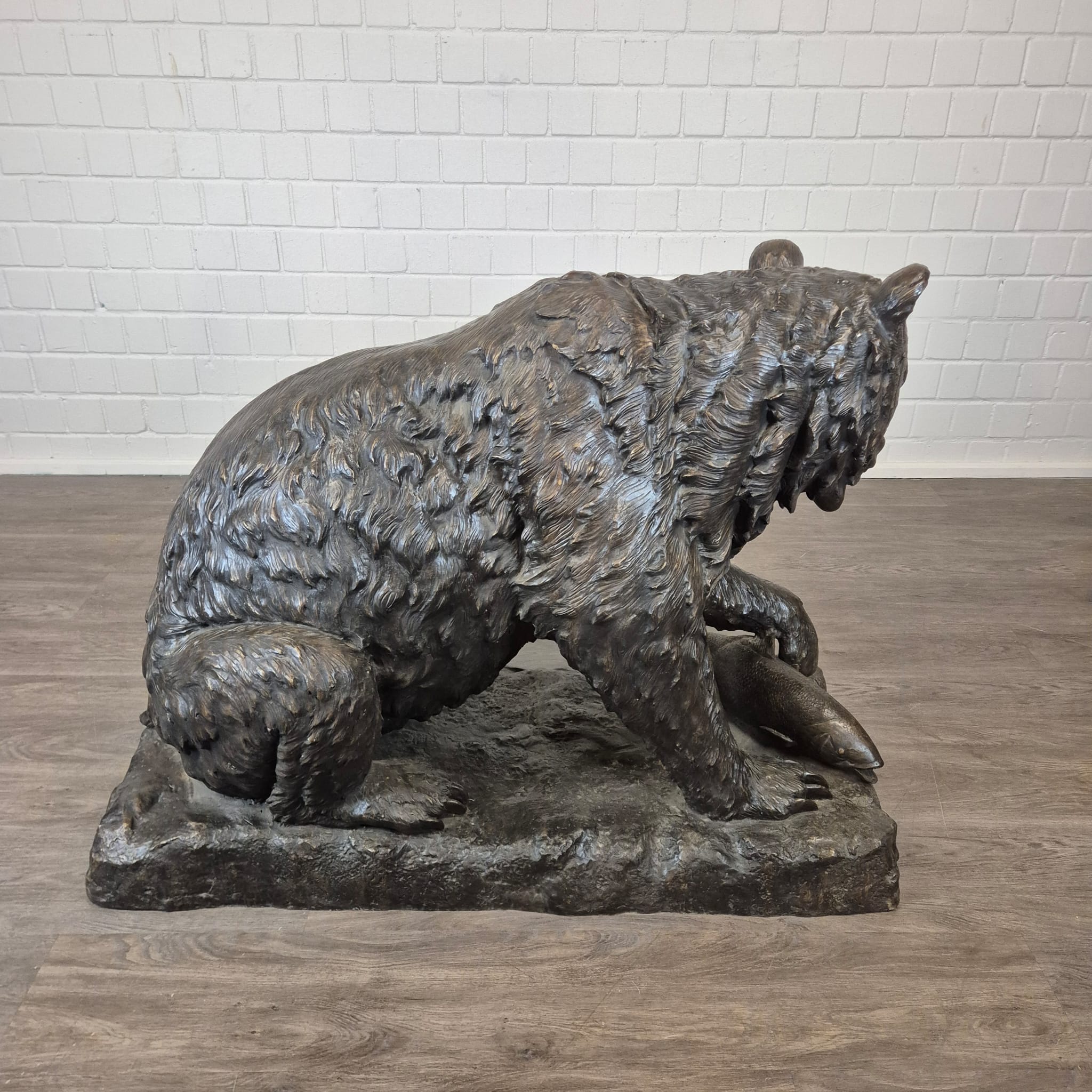 Bear with Fish Bronze 1.45 m x 1.00 m - Image 11