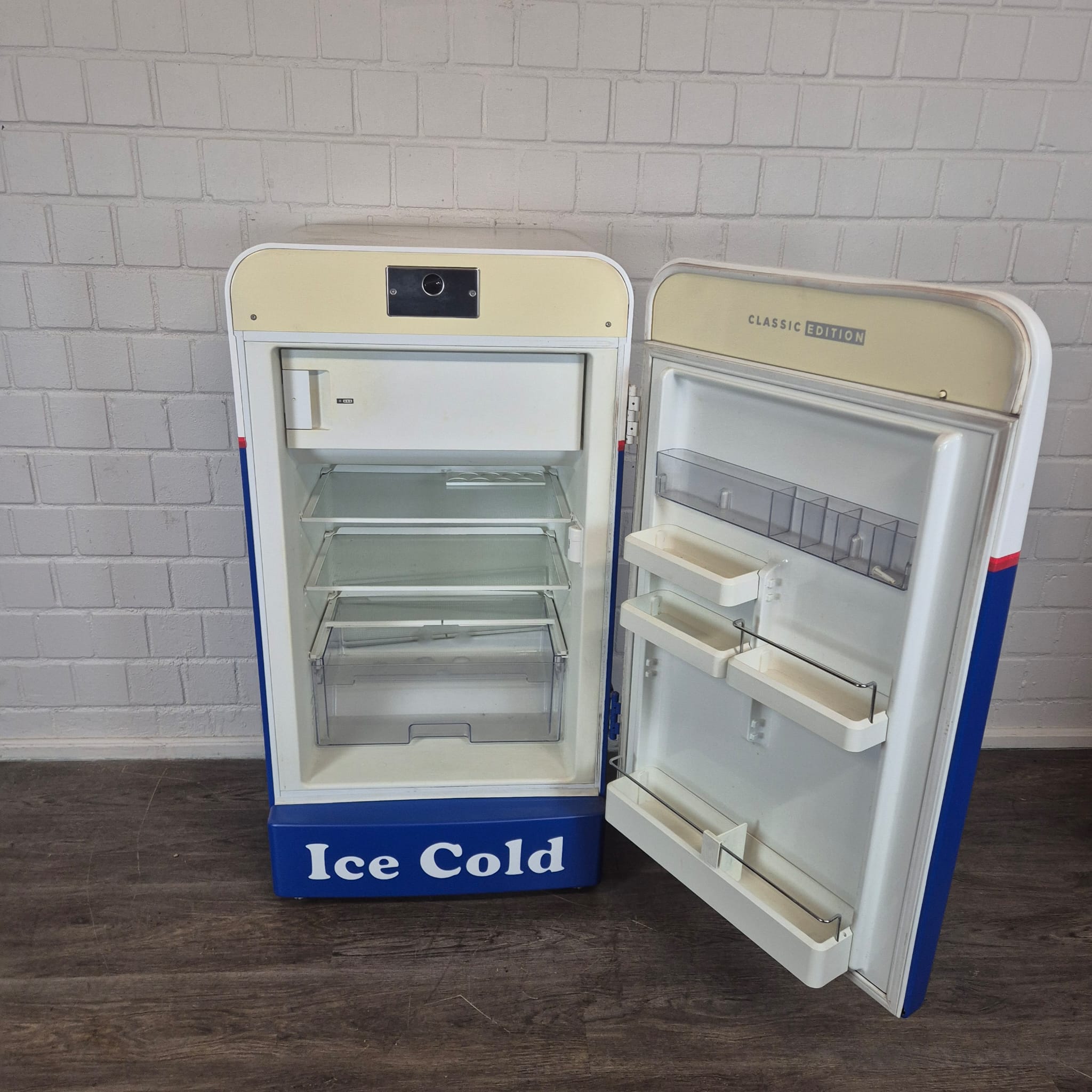 Bosch Classic Edition Pepsi-Cola Refrigerator - Image 10