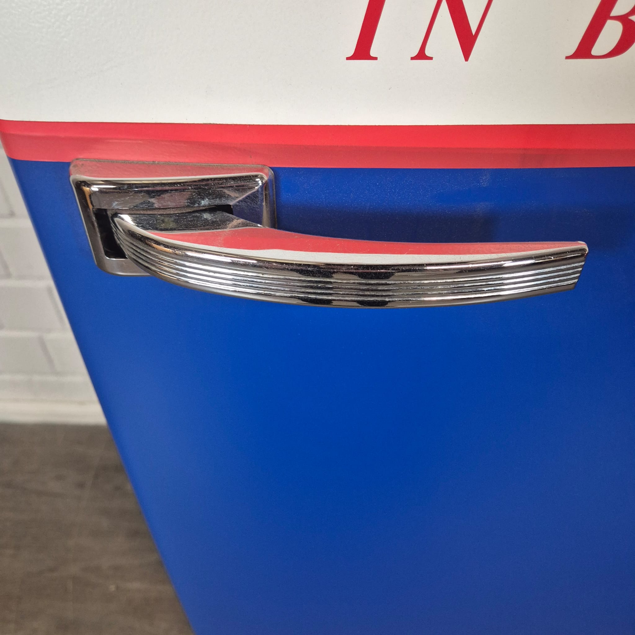 Bosch Classic Edition Pepsi-Cola Refrigerator - Image 9