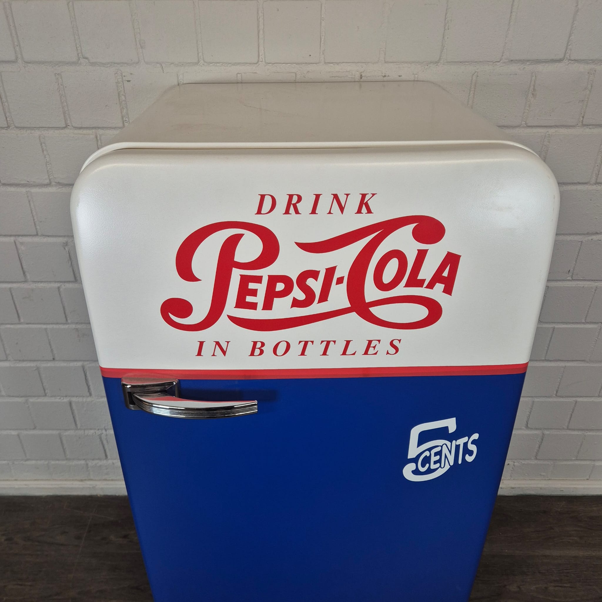 Bosch Classic Edition Pepsi-Cola Refrigerator - Image 6