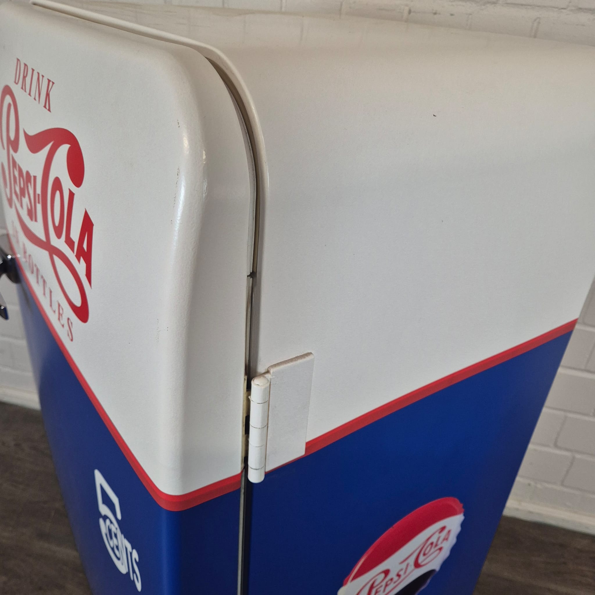 Bosch Classic Edition Pepsi-Cola Refrigerator - Image 8