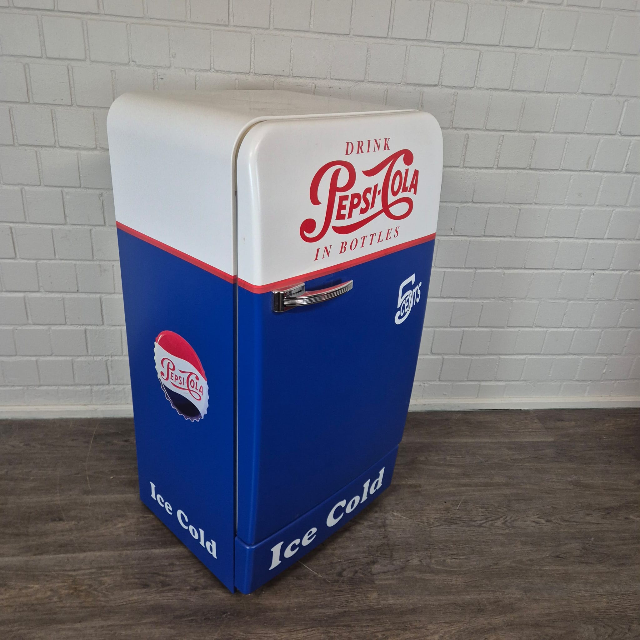 Bosch Classic Edition Pepsi-Cola Refrigerator - Image 4
