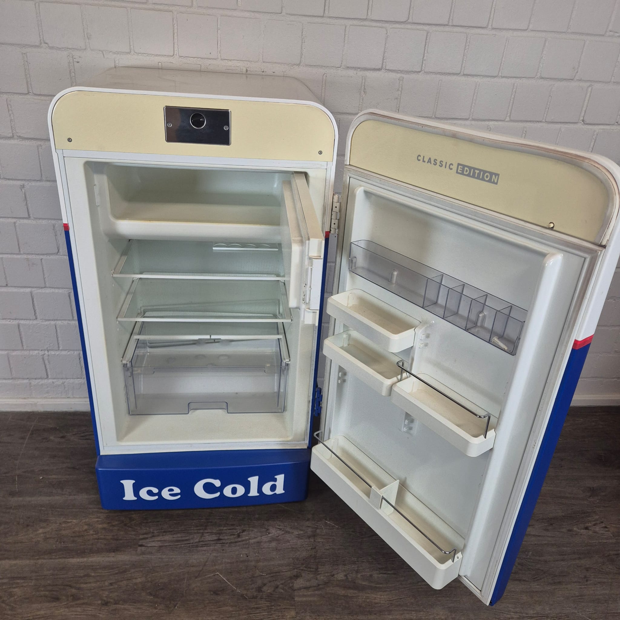 Bosch Classic Edition Pepsi-Cola Refrigerator - Image 11