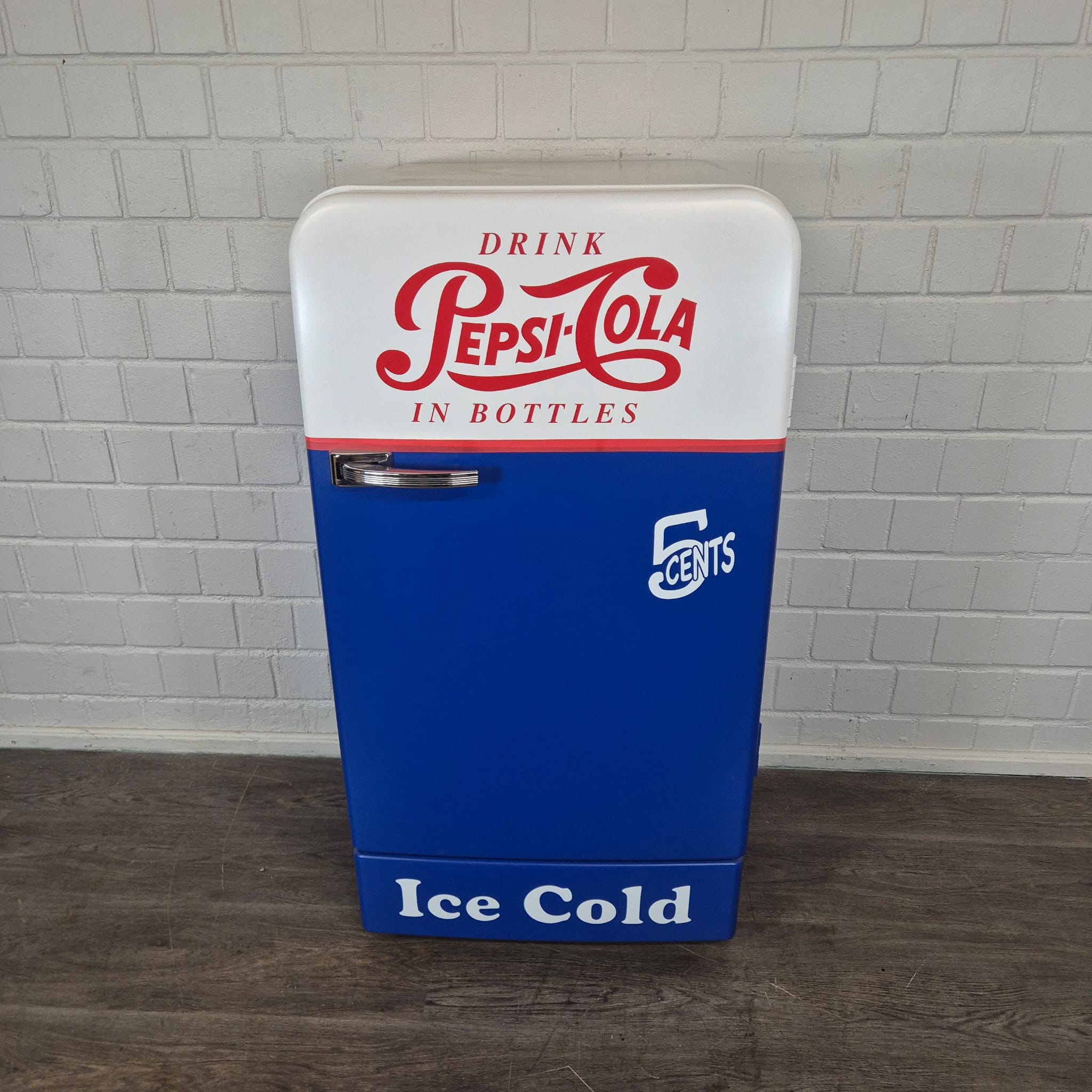 Bosch Classic Edition Pepsi-Cola Refrigerator - Image 3