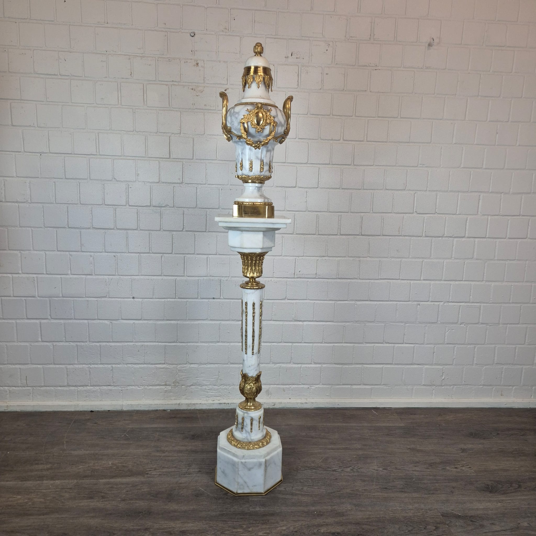 Vase on Marble Pedestal 1,82 m - Image 3