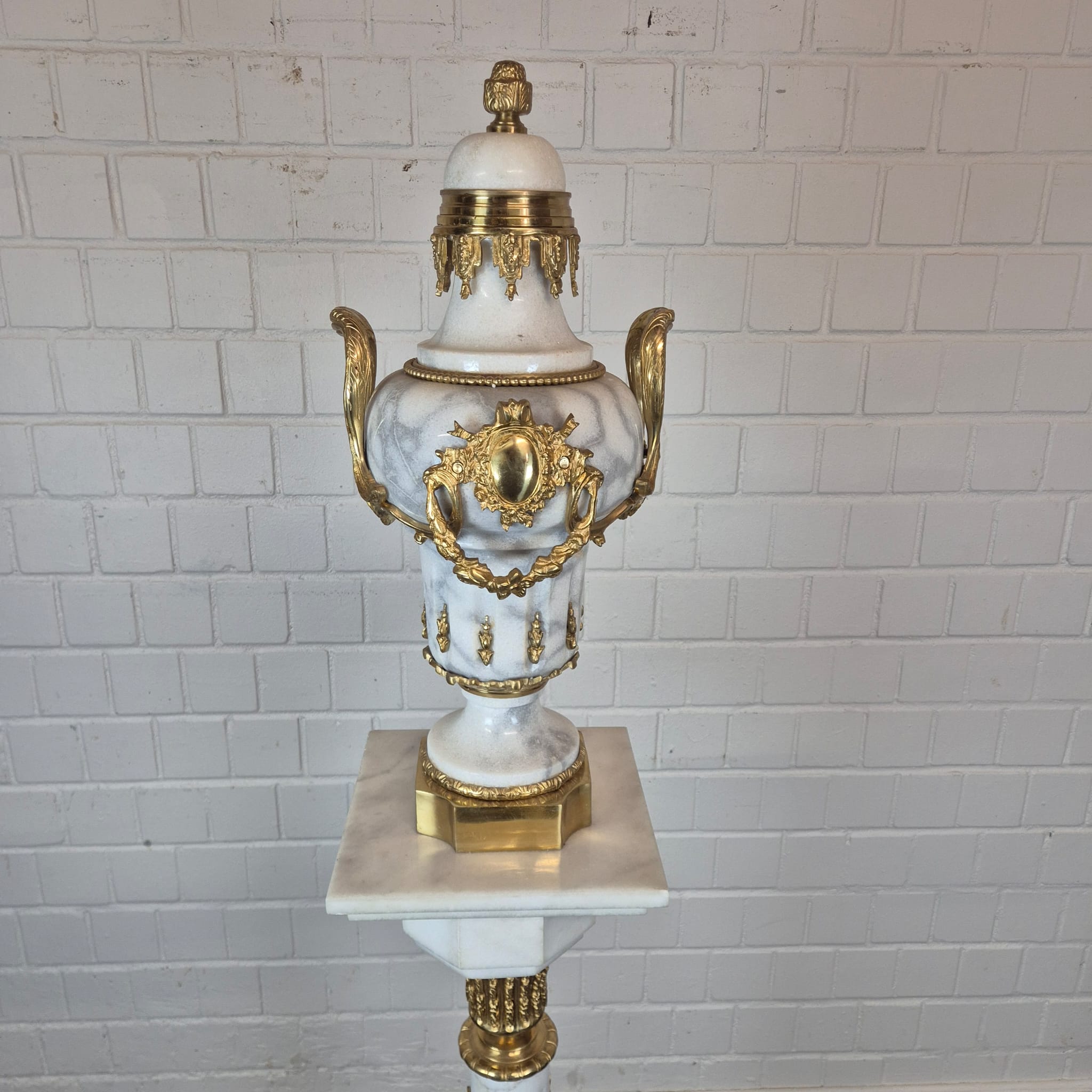 Vase on Marble Pedestal 1,82 m - Image 4