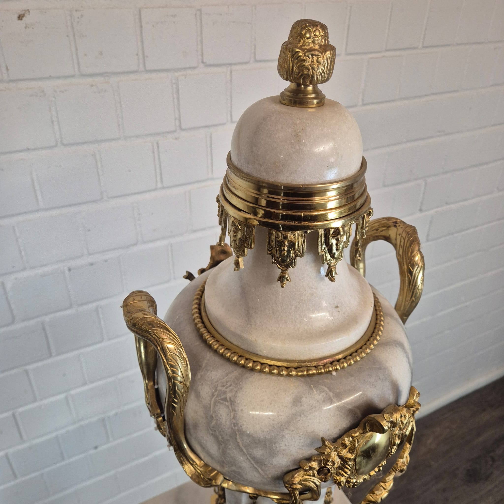 Vase on Marble Pedestal 1,82 m - Image 9