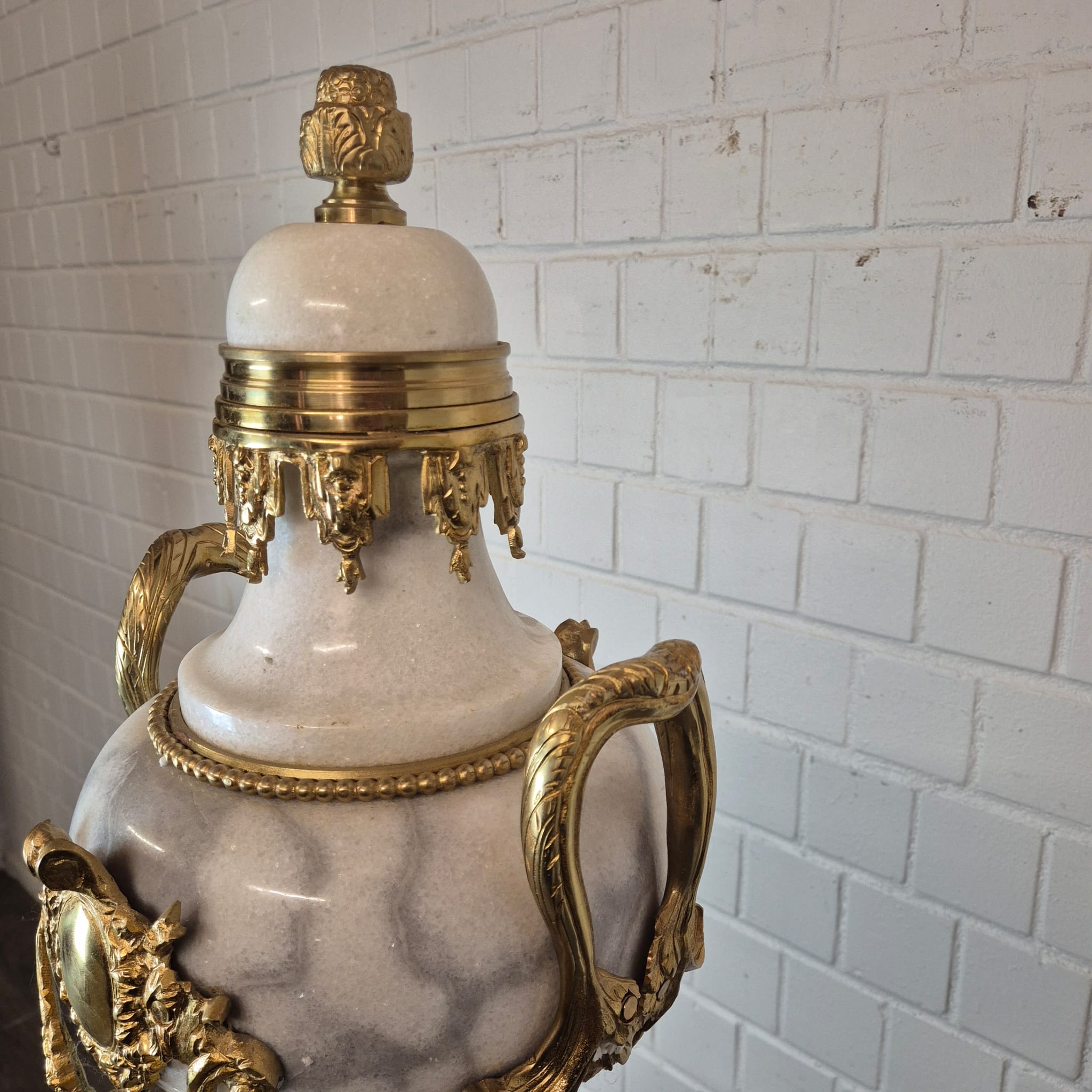 Vase on Marble Pedestal 1,82 m - Image 8