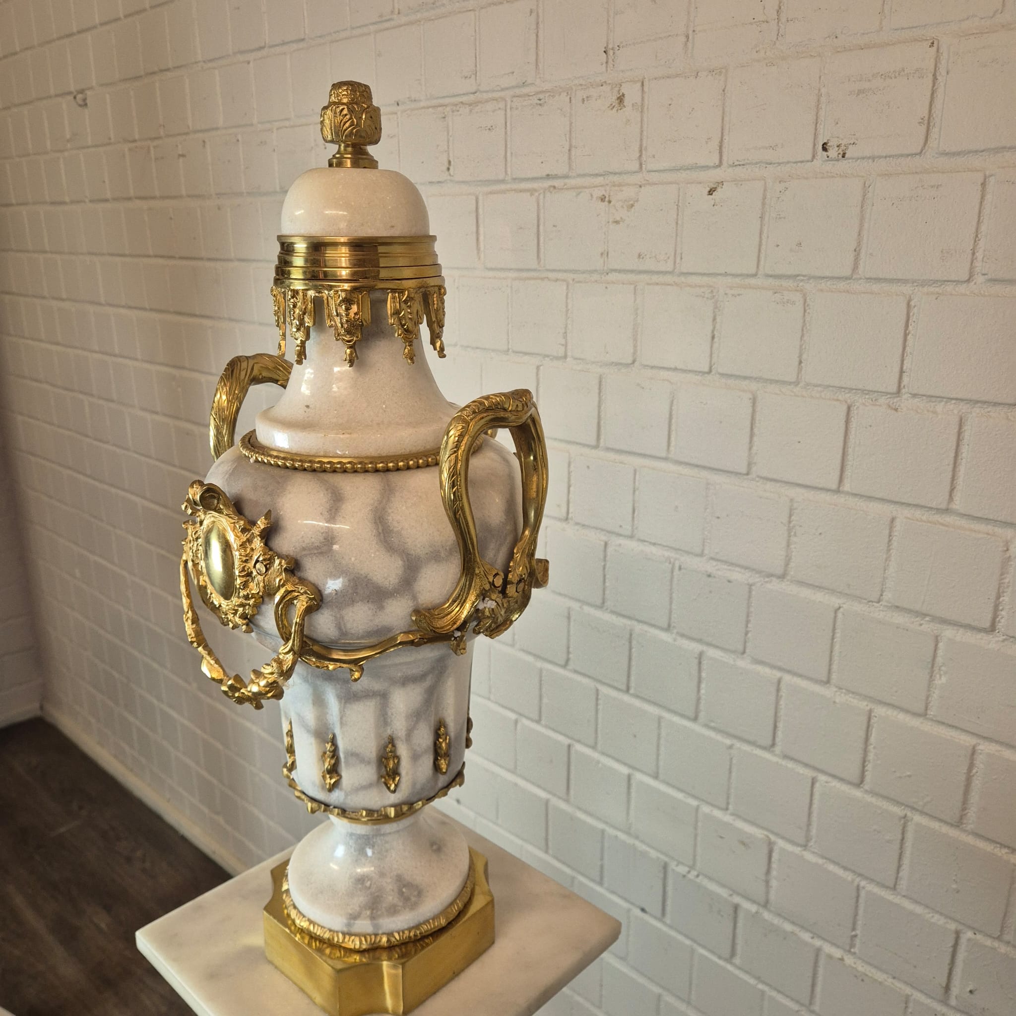 Vase on Marble Pedestal 1,82 m - Image 7