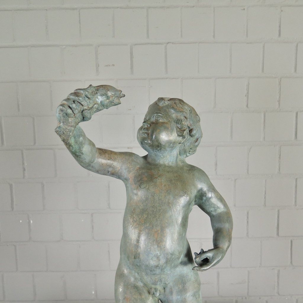 Wasserspeier Wasserspiel Putte mit Fisch Bronze 0,70 m